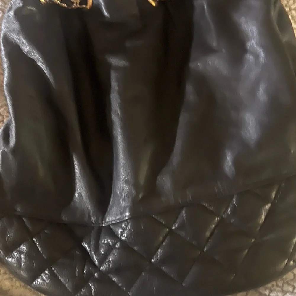 Black leather quilted bucket with double chain straps.  Exterior in GC - Picture 6 of 12